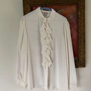 Chicos never worn blouse, it’s Chicos size 2 so it is size 12/14